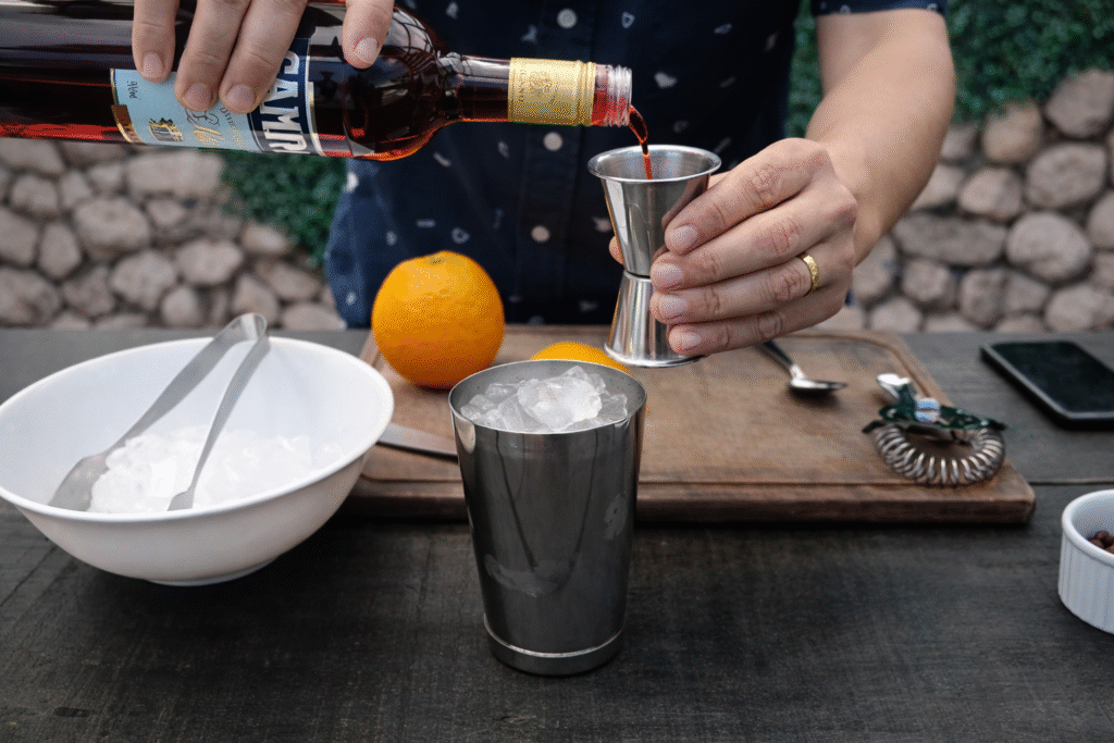 aquele-campari-na-coqueteleira-pra-um-drink-maravilhoso-1024x683 Coffee Negroni: O Negroni com um toque de café para surpreender