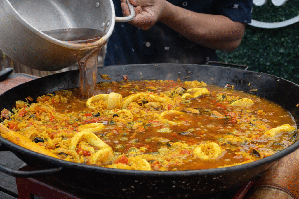 chef-pv-show-cozinhando-a-paella-com-caldo-de-peixe-1024x683 Paella de Frutos do Mar | Como fazer?