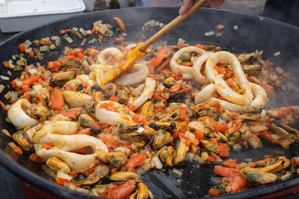 chef-pv-show-refogando-a-base-de-sabor-da-paella-com-frutos-do-mar-1024x683 Paella de Frutos do Mar | Como fazer?
