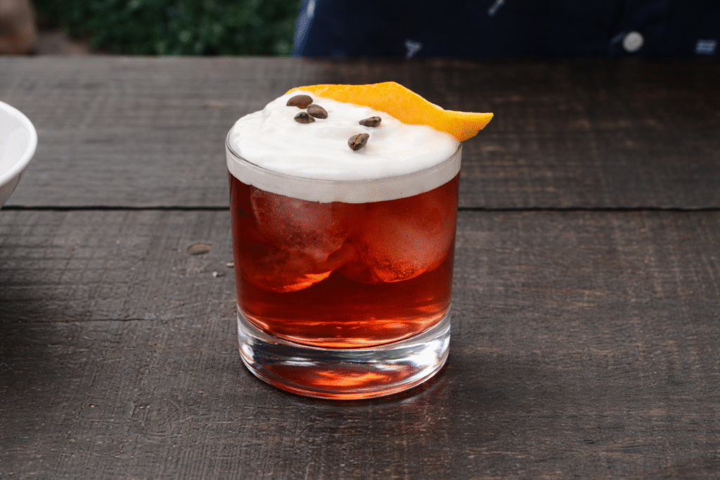coffe-negroni-e-uma-versao-diferenciada-do-drink-1024x683 Coffee Negroni: O Negroni com um toque de café para surpreender