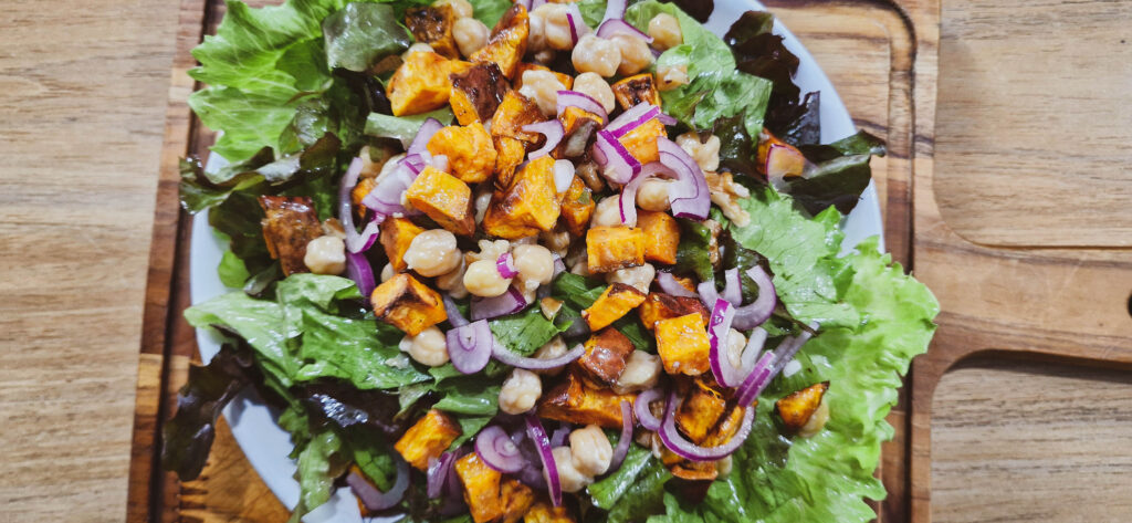 20240710_1901300-1024x473 Salada de Batata Doce com Grão de Bico: Nutritiva e Saborosa