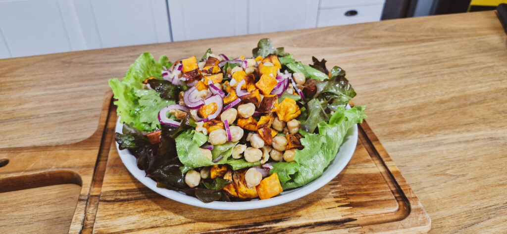 20240710_1901560-1024x473 Salada de Batata Doce com Grão de Bico: Nutritiva e Saborosa