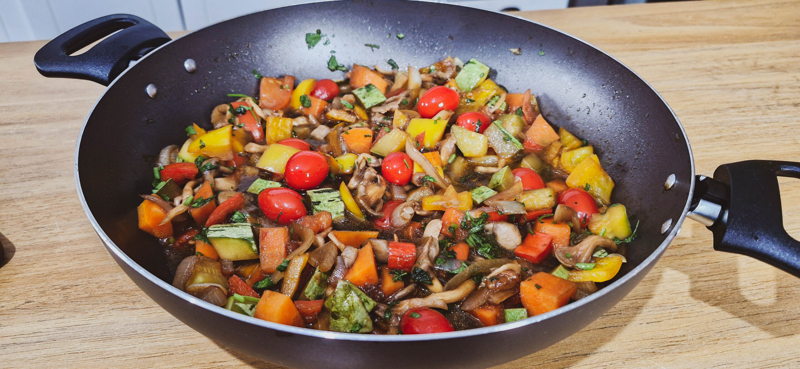 Prato de Entrevero Vegano servido em uma travessa, com legumes coloridos salteados, decorado com salsinha fresca, pronto para ser degustado.