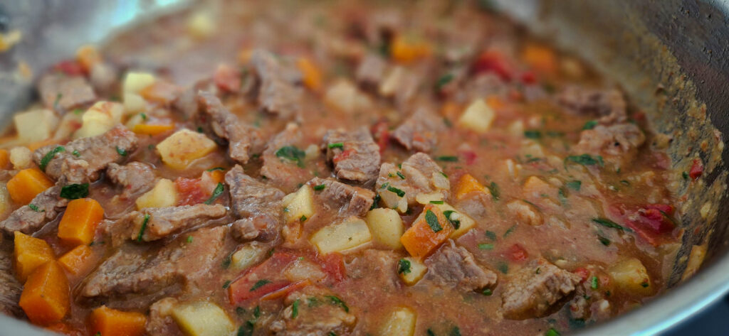 20241023_094952-1-1024x473 Picadinho de Carne Caprichado: Sabor Brasileiro no Seu Prato