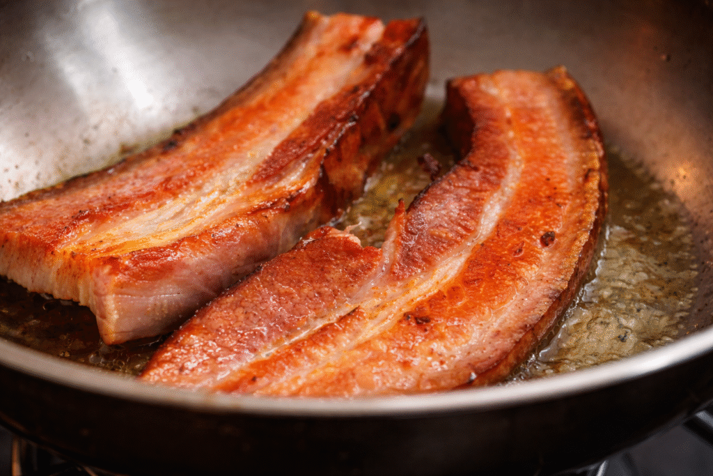 bacon-em-tiras-grossas-sendo-grelhado-1024x683 Risoto à Carbonara: Um Clássico Italiano com Toque Brasileiro