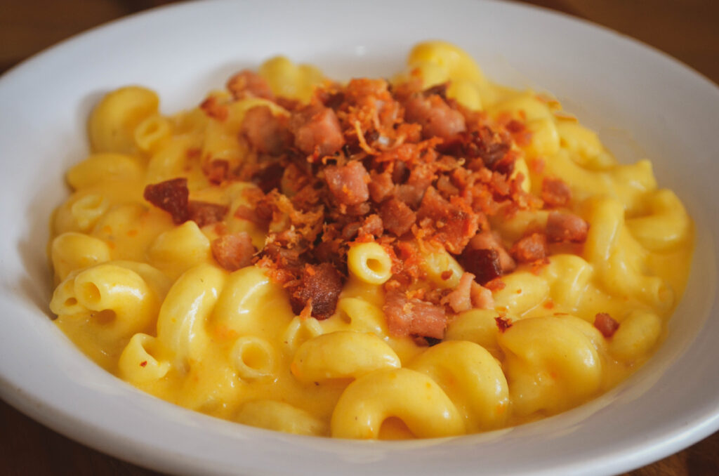 como-fazer-mc-and-cheese-1-1024x678 Receita de Mac and Cheese: Tradição Americana na Sua Mesa