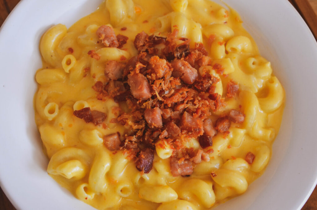 como-fazer-mc-and-cheese-2-1024x678 Receita de Mac and Cheese: Tradição Americana na Sua Mesa