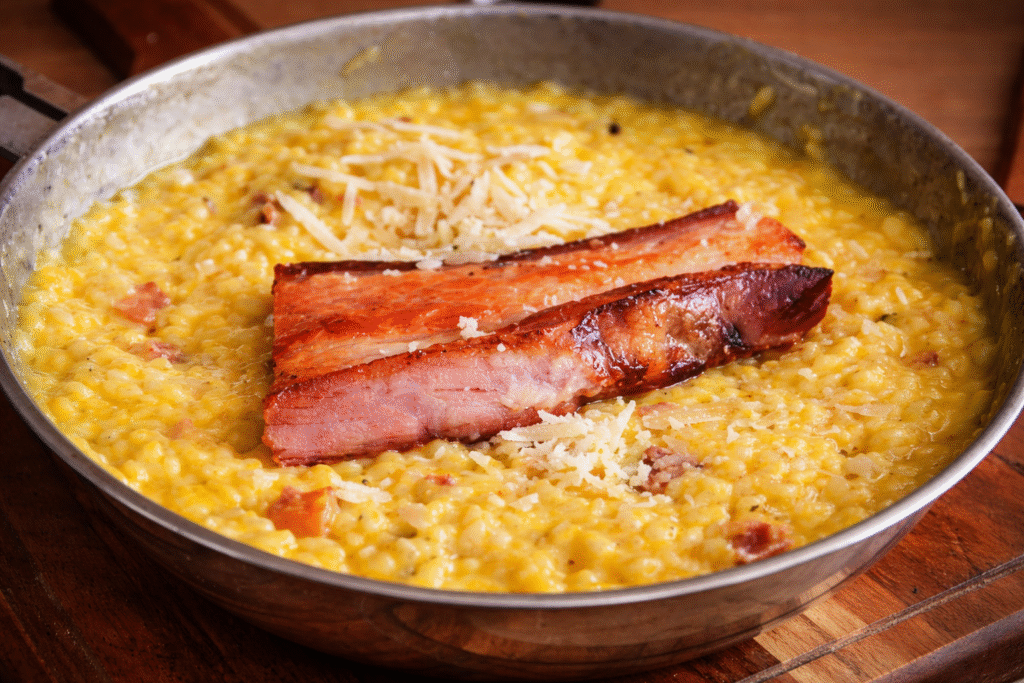 como-fazer-risoto-a-carbonara-1-1024x683 Risoto à Carbonara: Um Clássico Italiano com Toque Brasileiro