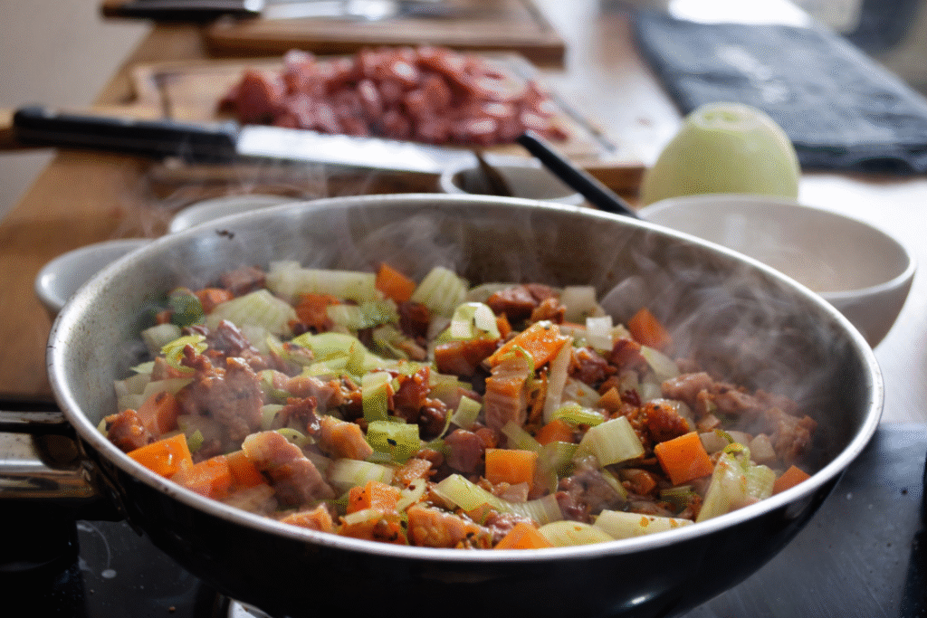 refogado-base-para-uma-dobradinha-incrivel-1024x683 Dobradinha com Feijão Branco: Receita Completa e Saborosa