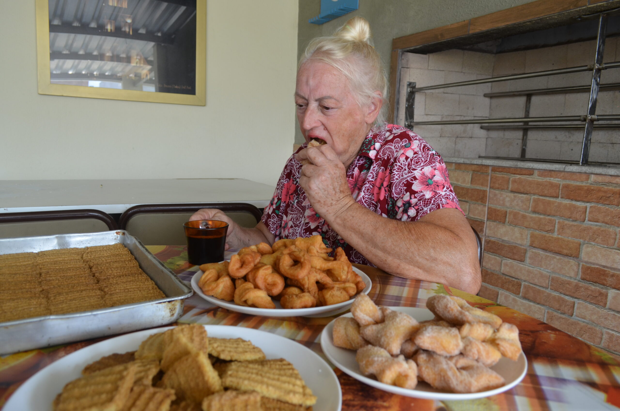 Broinhas de milho douradas e crocantes em uma mesa rústica.