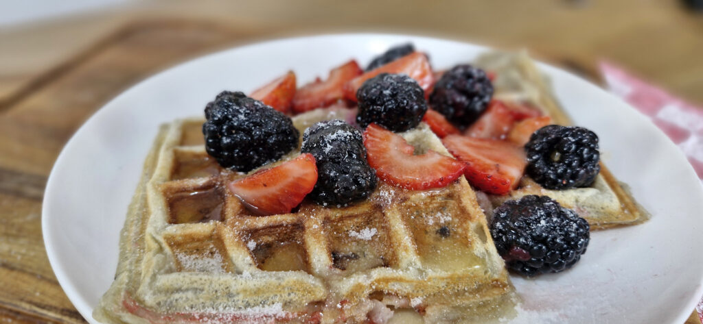 Waffles-do-chef-pv-show-2-1024x473 Waffles Crocantes com Mel e Frutas: Perfeitos para o Café da Manhã