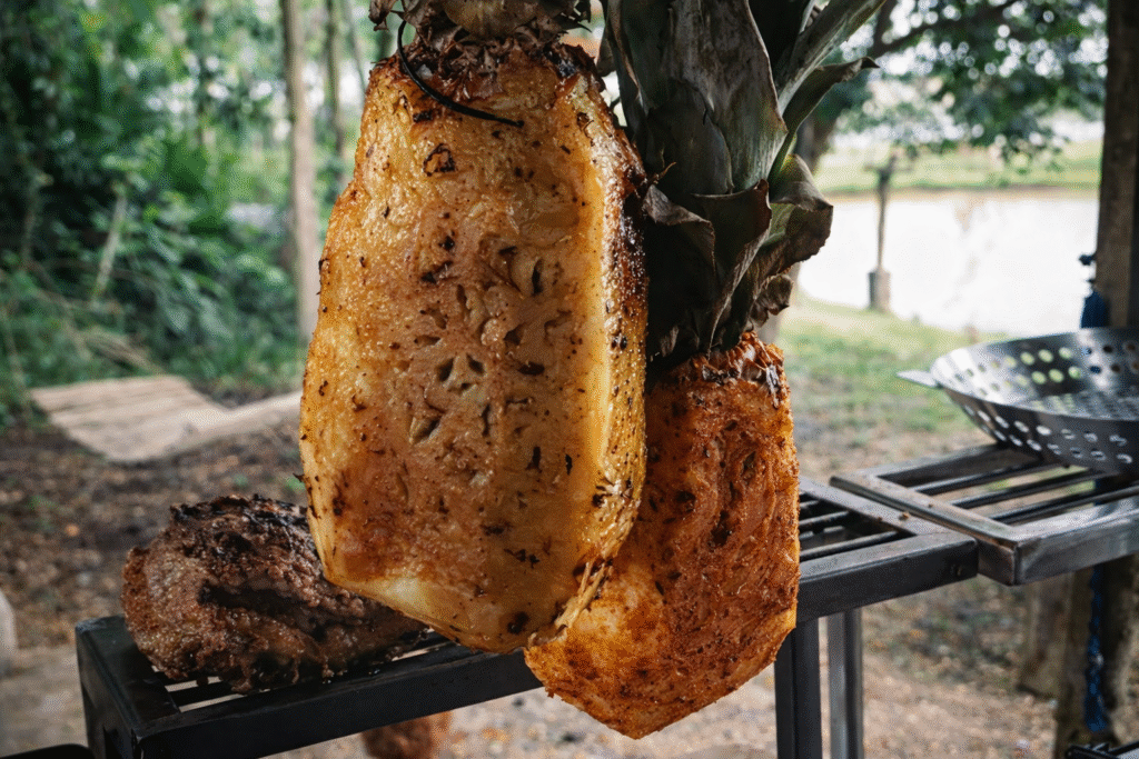 abacaxi-defumando-no-varal-de-carnes-sem-a-casca-1024x683 Abacaxi Grelhado na Parrilla com Dry Rub e Açúcar Mascavo