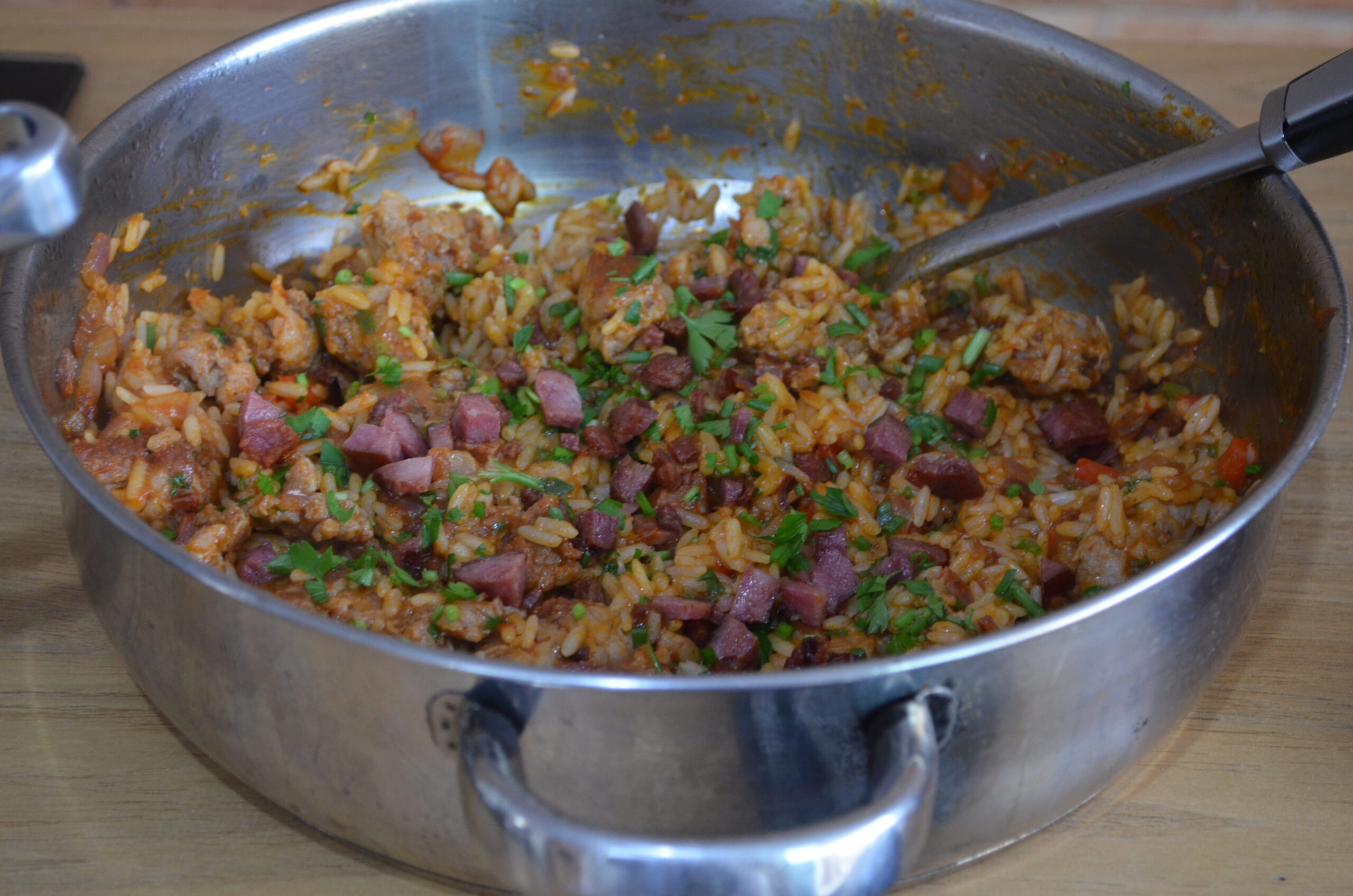 arroz com linguiça bem temperado e cheio de sabor