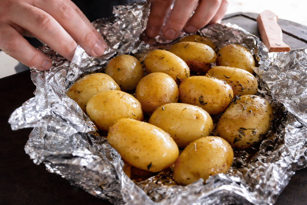 batatas-assadas-na-parrilla-com-aluminio-1024x683 Contra-filé Grelhado com Batatas ao Murro