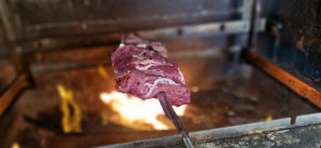 bife-a-role-no-espeto-1-1024x473 Espetinhos a Rolê: Recheados e Perfeitos para o Churrasco