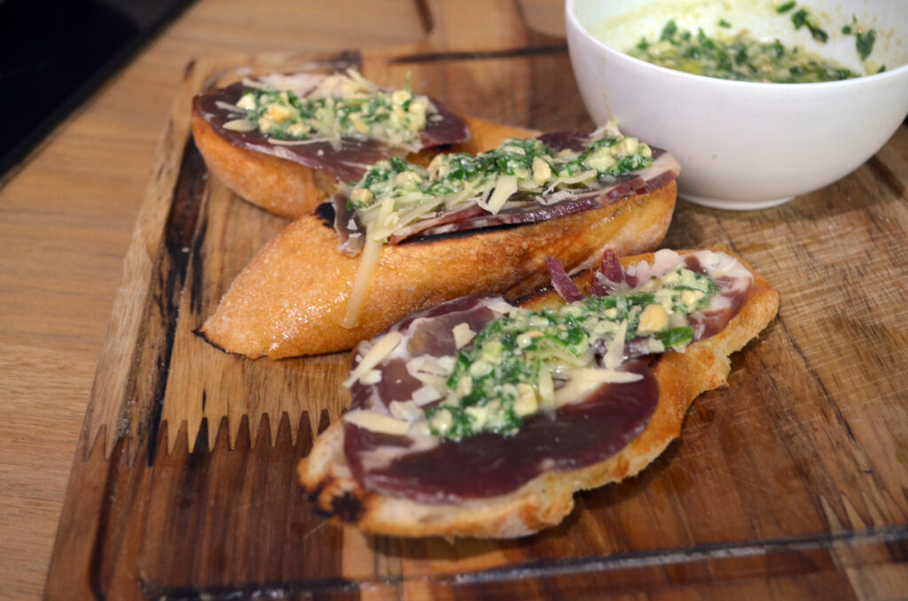bruschetta-de-pesto-3-1024x678 Molho Pesto Simples e Econômico