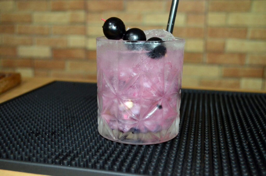 caipirinha-de-jabuticaba-2-1024x678 Caipirinha de Jabuticaba: O Sabor da Estação em um Drink Clássico