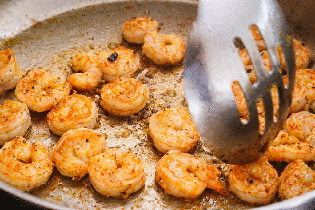 camarao-grelhado-na-frigideira-1024x683 Risoto de Camarão Cremoso: Receita Perfeita e Irresistível