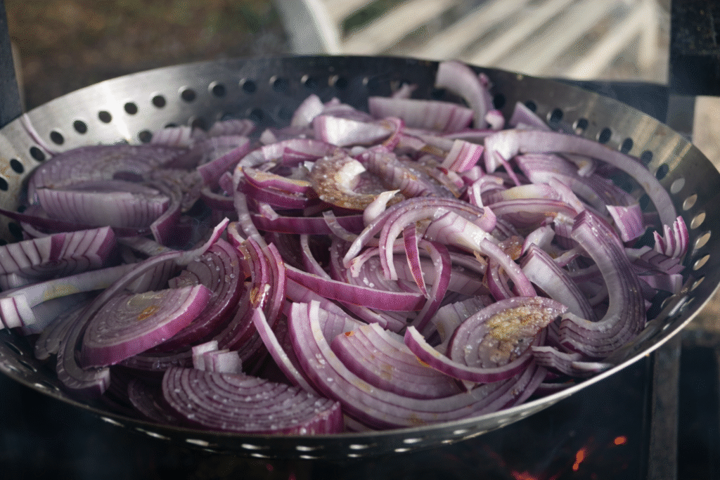 cebola-tostando-na-parrilla-para-fazer-farofa-1024x683 Linguiça no Varal com Farofa de Cebola