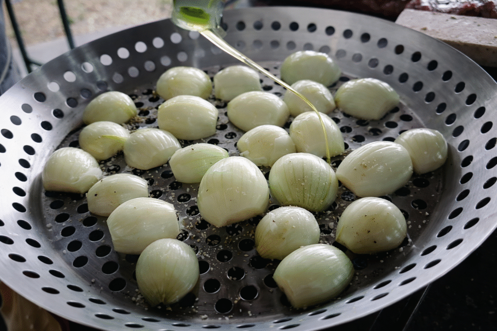 cebolas-assando-na-parrila-na-frigideira-perfurada-1024x683 Fraldinha com Cebola Caramelizada na Rapadura