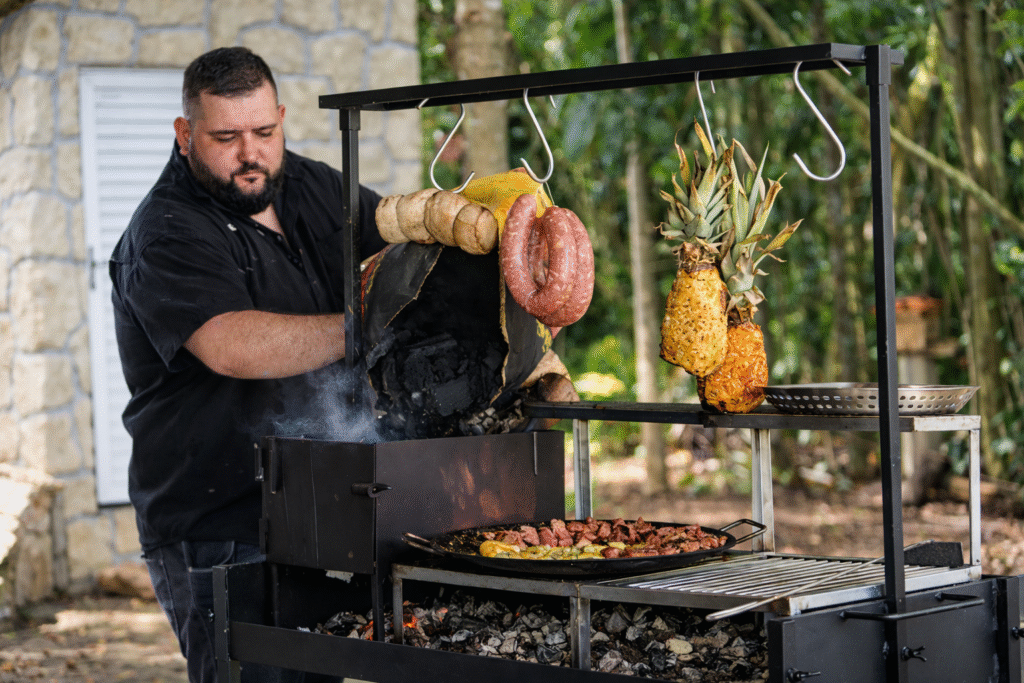 chef-pv-show-alimentando-a-firebox-durante-um-churrasco-na-parrilla-1024x683 Contra-filé Grelhado com Batatas ao Murro
