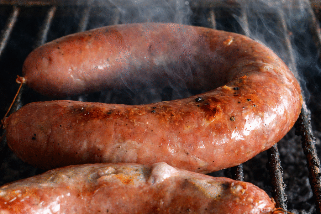 linguica-que-assou-no-varal-de-carnes-finalizando-na-parrilla-1024x683 Linguiça no Varal com Farofa de Cebola