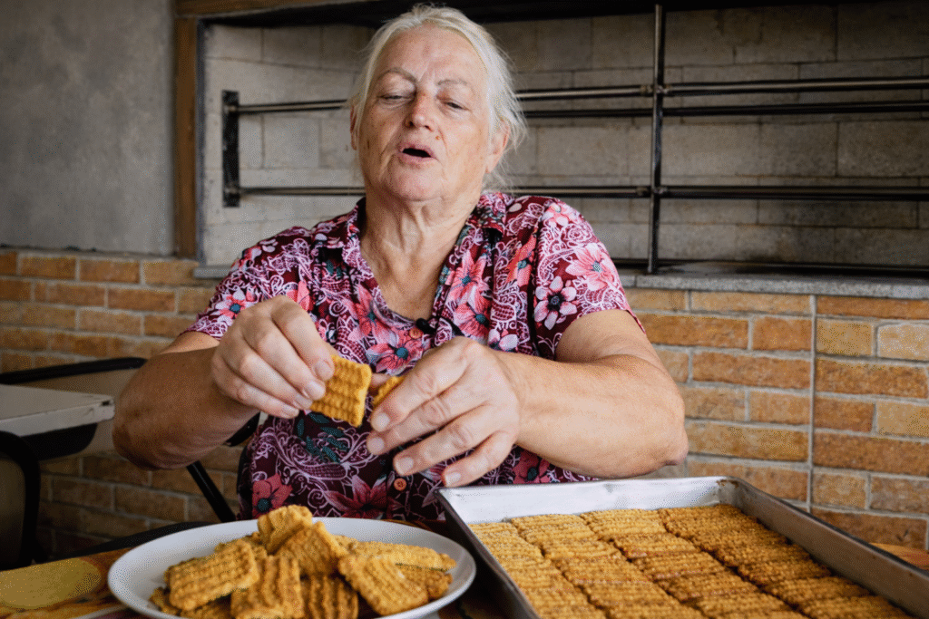 neisinha-mostrando-a-crocancia-da-sua-boa-de-milho-1024x683 Receita Fácil de Broinha de Milho da Neisinha