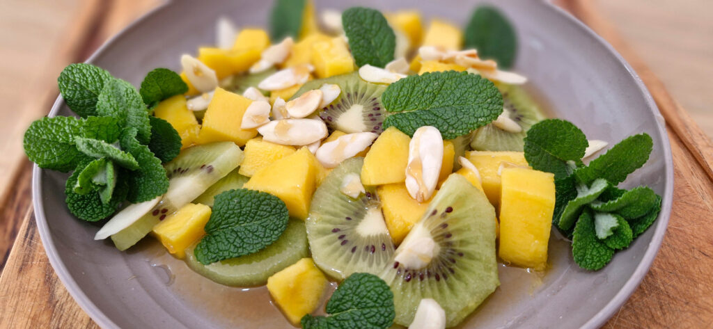 salada-de-frutas-para-o-cafe-da-manha-2-1024x473 Salada de Frutas com Kiwi, Manga e Amêndoas