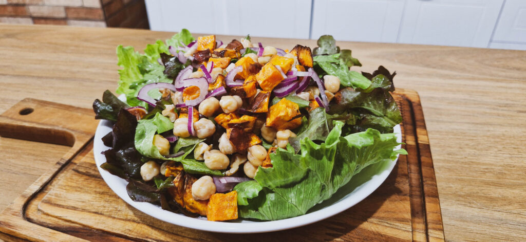 salada-de-grao-de-bico-2-1-1024x473 Salada de Batata Doce com Grão de Bico: Receita Nutritiva e Saborosa