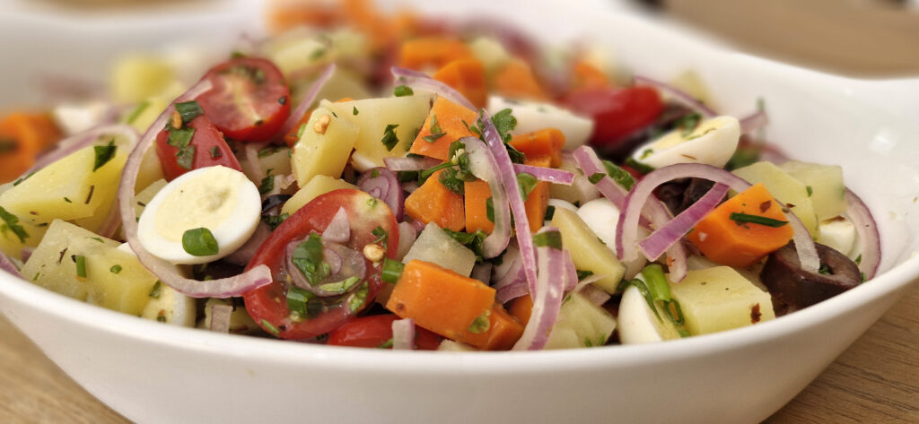 20250206_093408-1024x473 Salada de Legumes com Ovo de Codorna: Leve, Colorida e Perfeita para Qualquer Ocasião