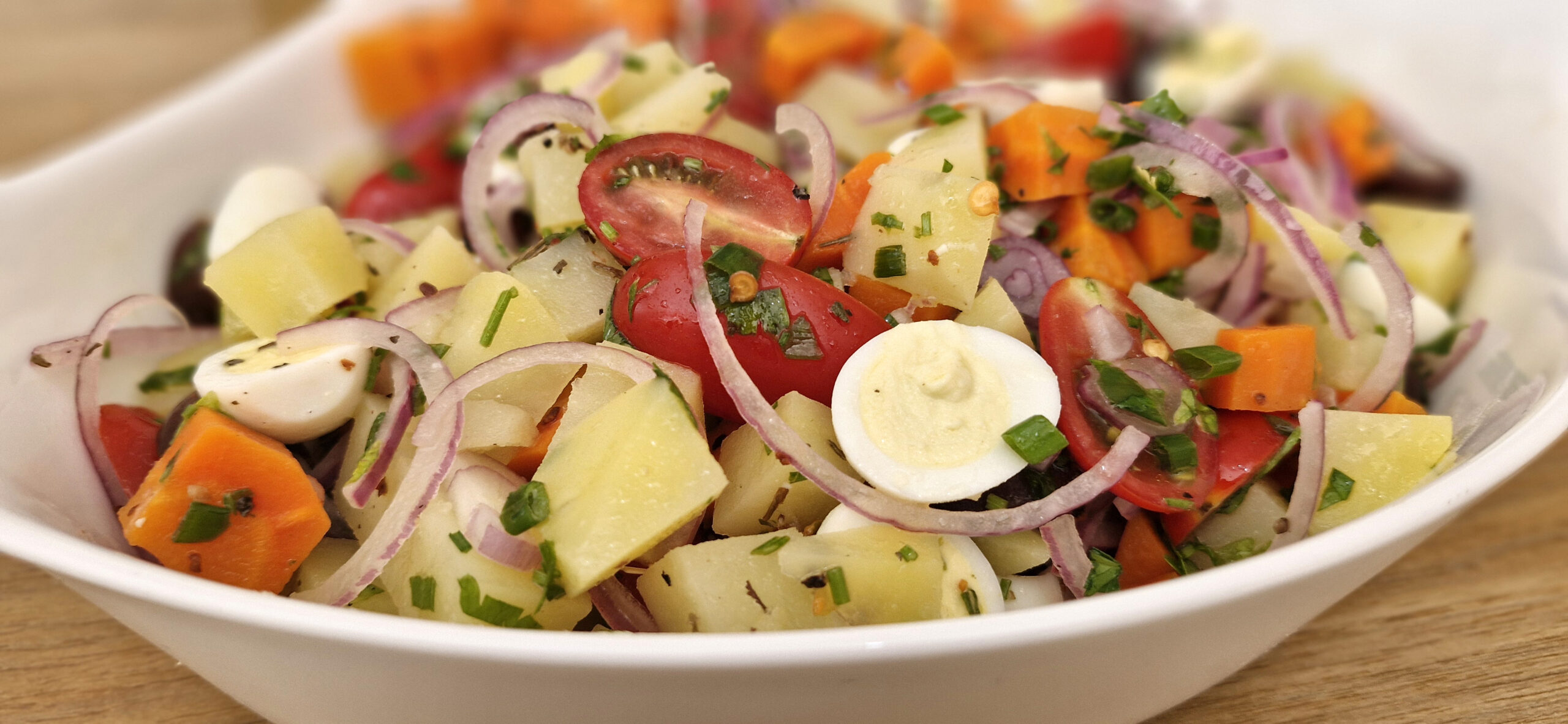 Salada refrescante com ovos de codorna