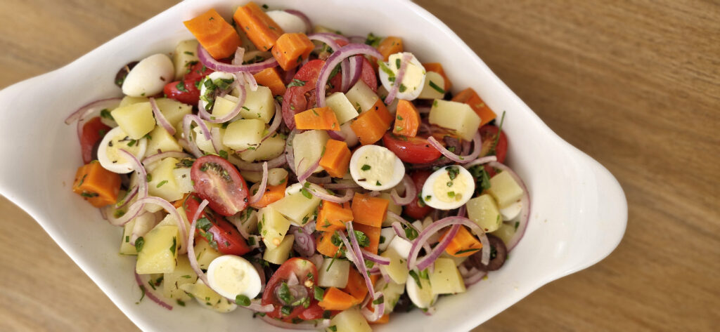 20250206_0934330-1024x473 Salada de Legumes com Ovo de Codorna: Leve, Colorida e Perfeita para Qualquer Ocasião