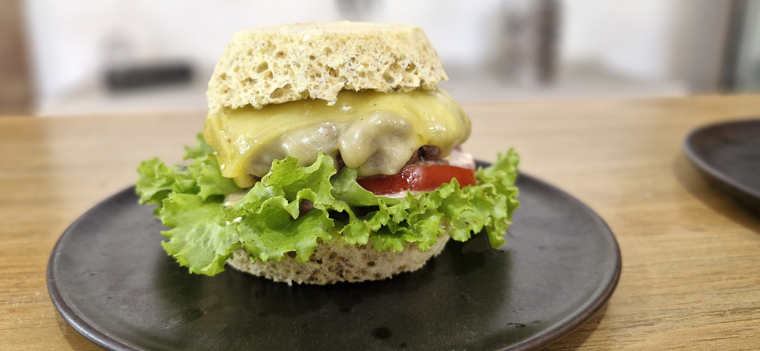 Aprenda a preparar um hambúrguer fitness com carne magra, pão proteico e maionese de cottage, perfeito para quem busca sabor sem sair da dieta.