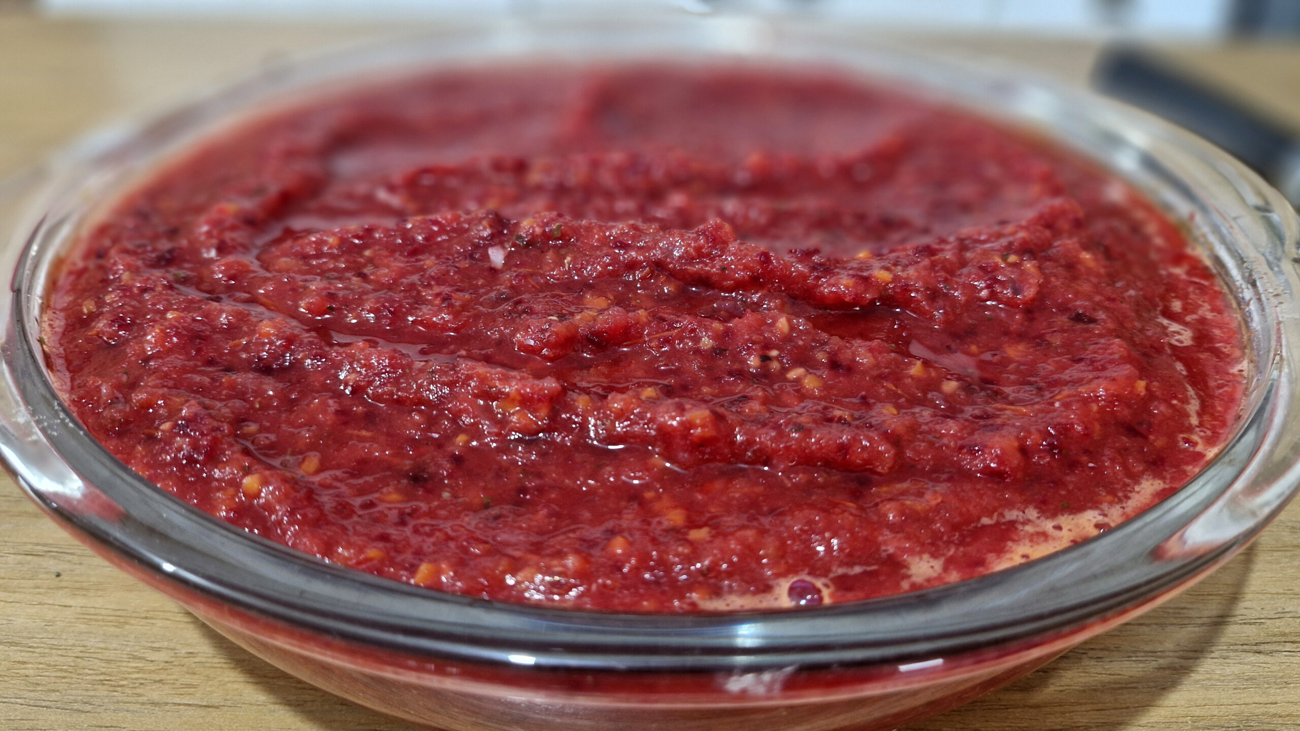 Aprenda a fazer um molho de tomate caseiro assado, cheio de sabor e carinho. Receita perfeita para realçar qualquer prato!