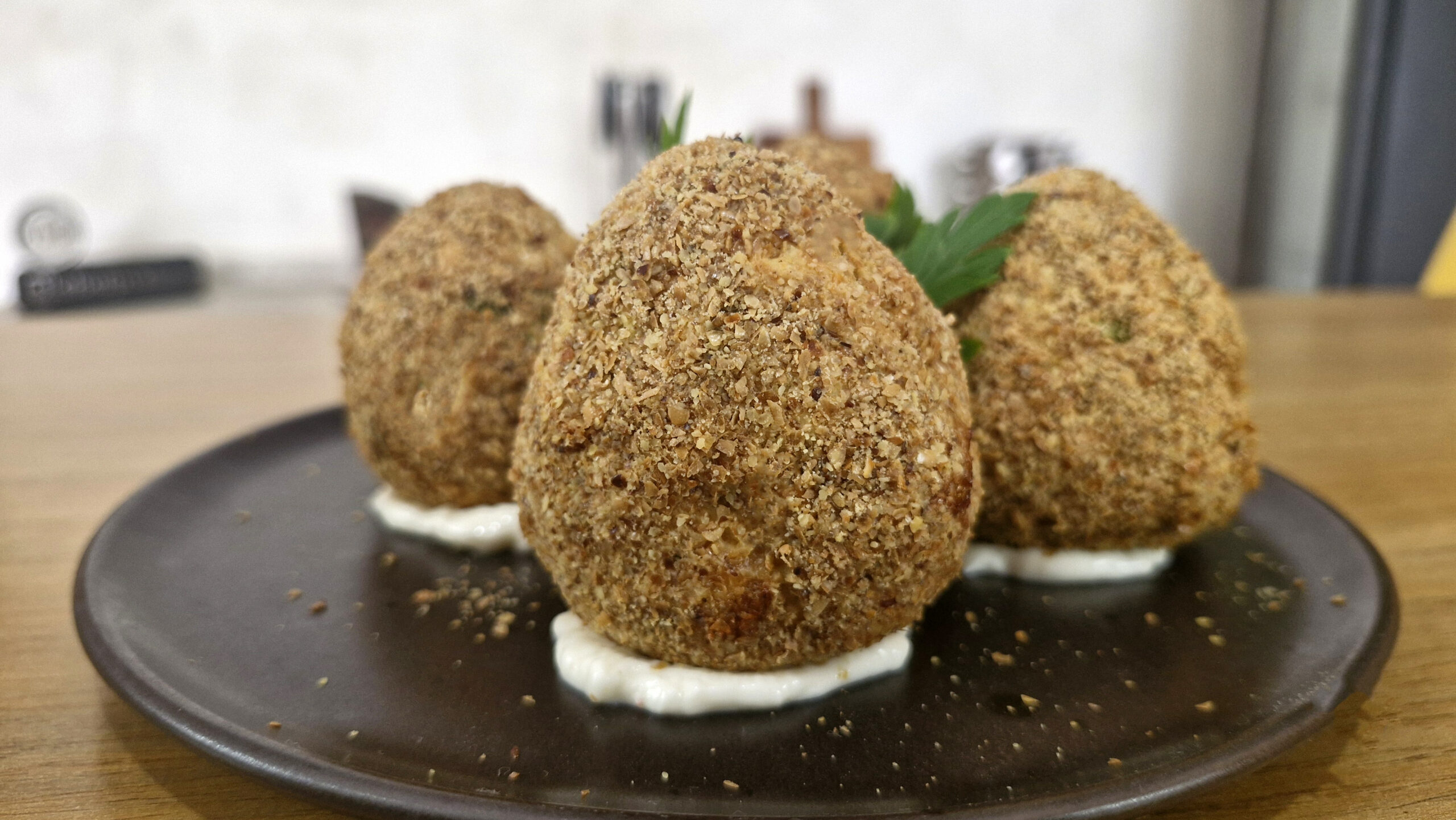 Descubra como preparar uma coxinha fit sem massa, rica em proteínas, assada ou feita na Airfryer. Receita saudável e fácil para qualquer ocasião!