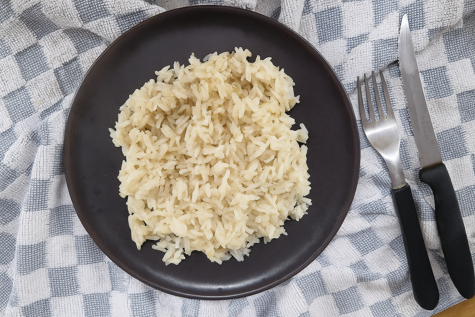 Arroz branco soltinho recém-preparado em prato rústico