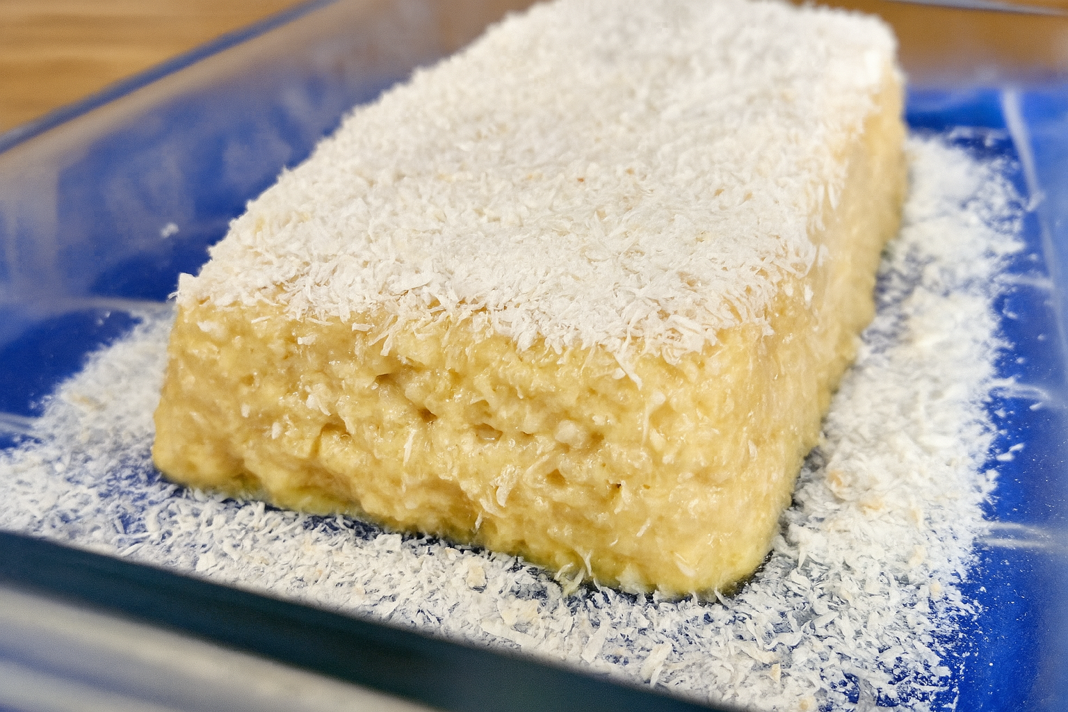 Pudim de tapioca gelado decorado com coco ralado