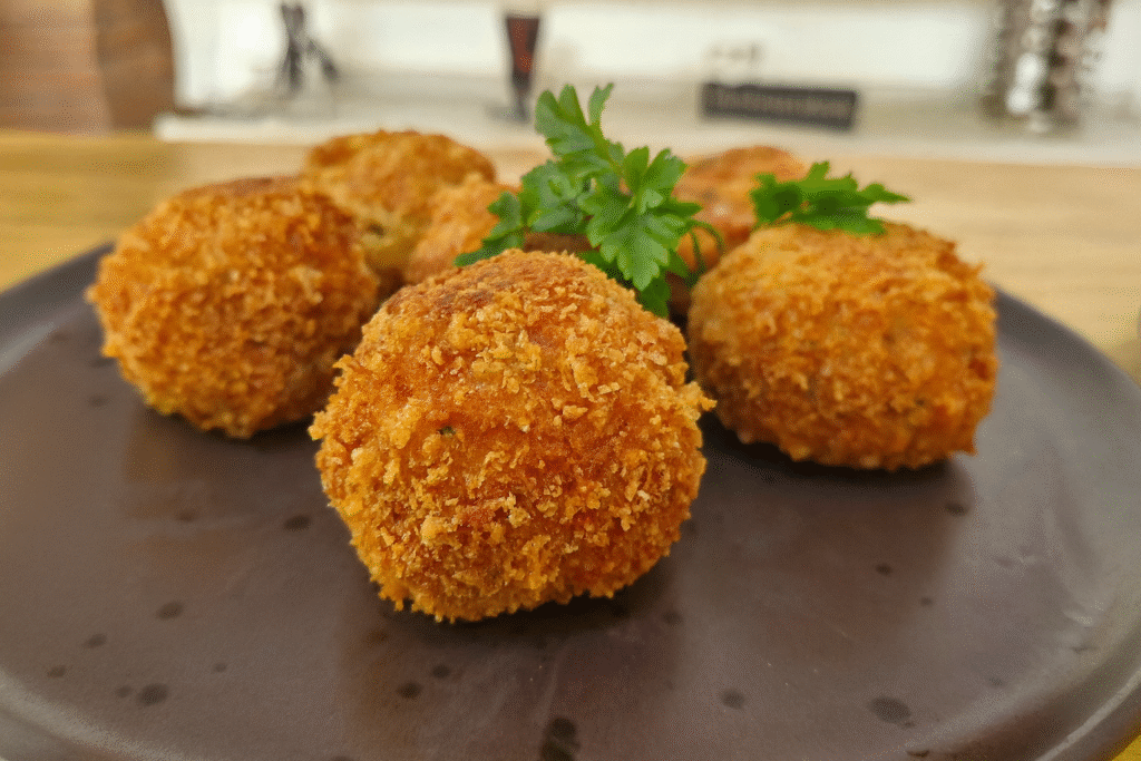 bolinho-de-linguica-com-queijo-3-1024x683 Bolinho de Linguiça Toscana Recheado com Queijo Derretido