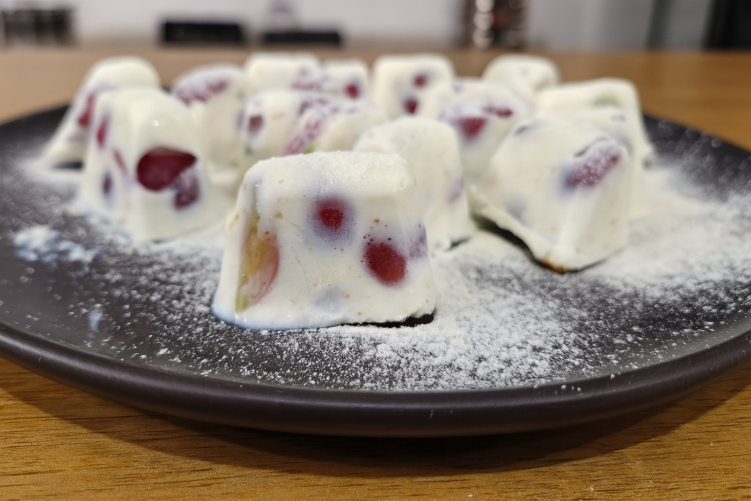 Doce gelado fit de uva com iogurte em potinhos individuais