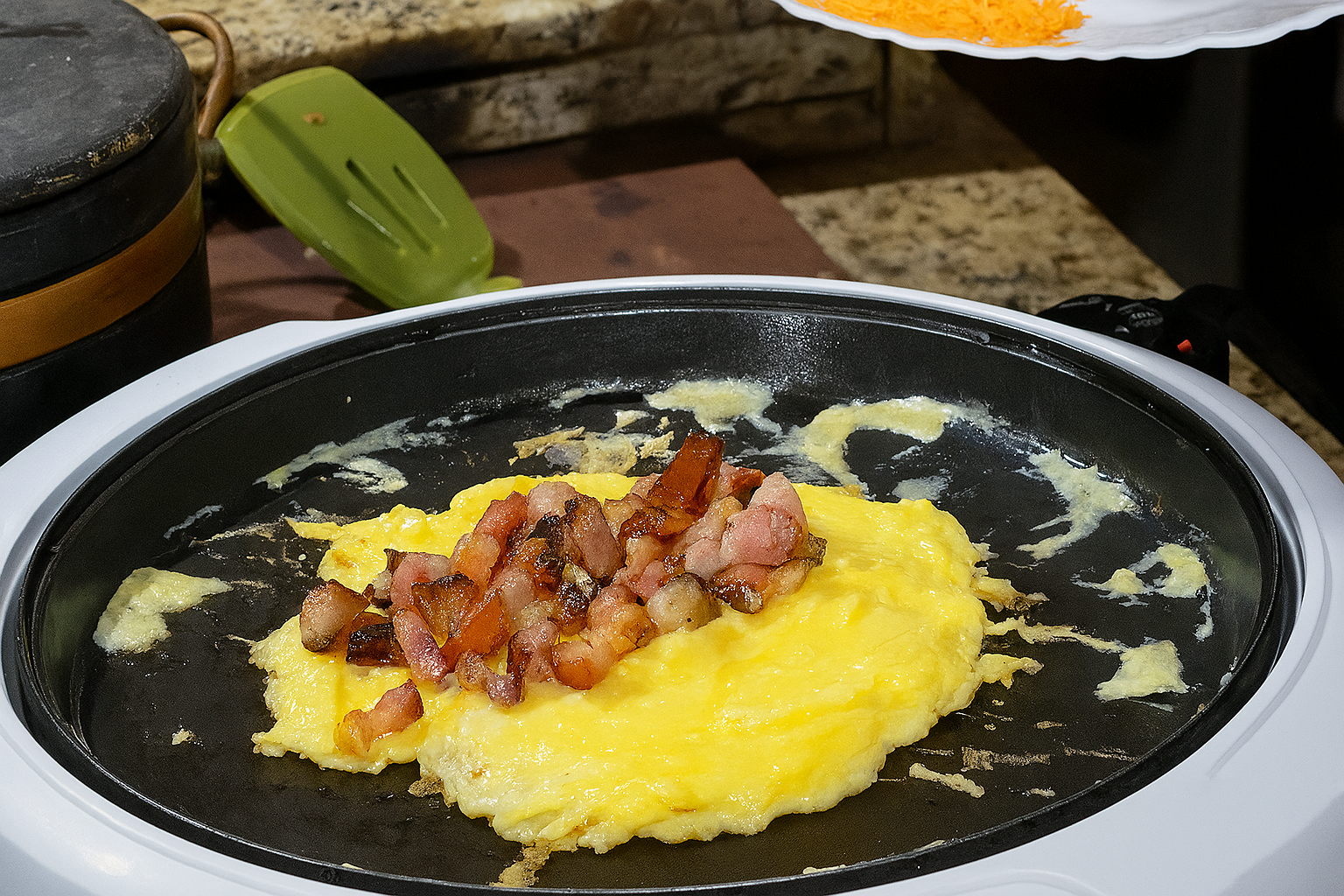 Omelete de bacon e cheddar dourada e recheada