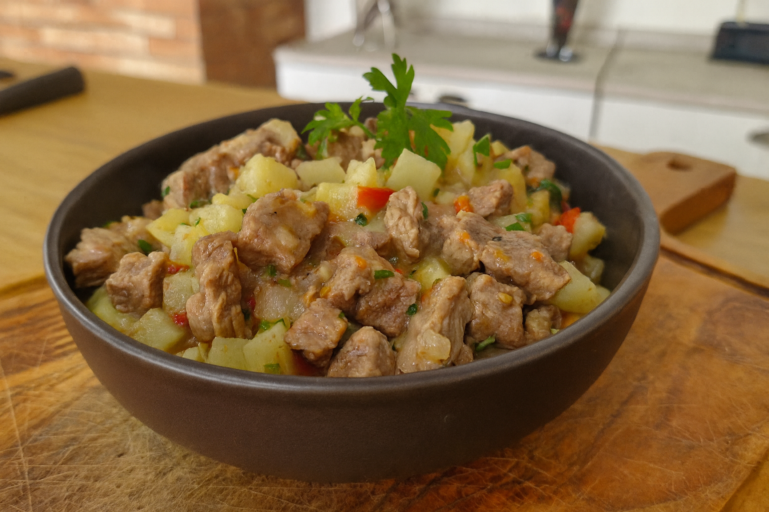 Picadinho de carne suculento servido com arroz e batata