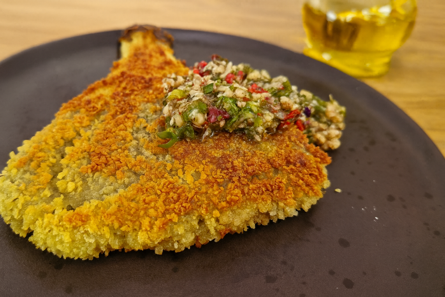 Berinjela à milanesa crocante dourada, servida como petisco com toque brasileiro