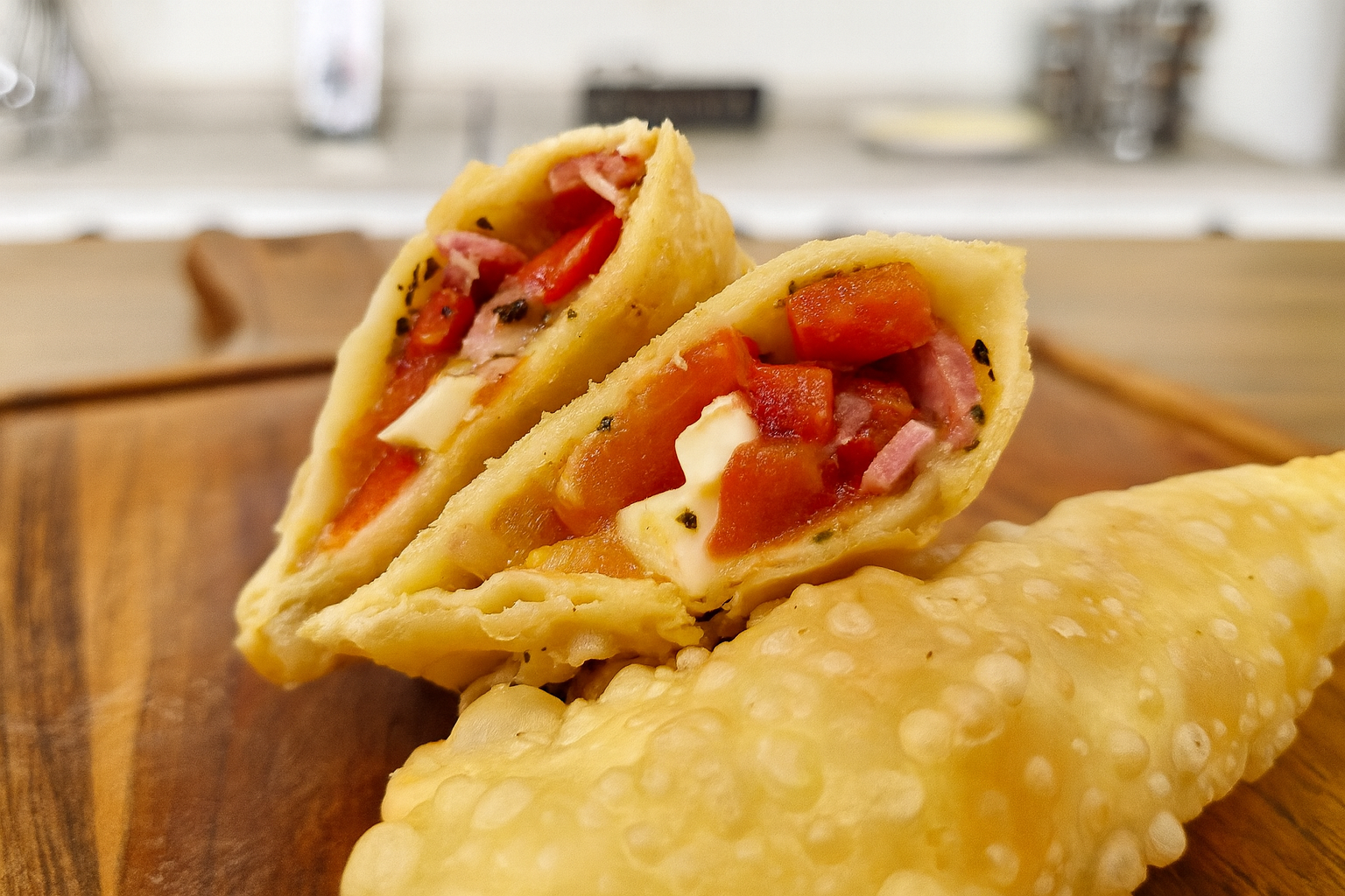 Pastel de pizza portuguesa crocante e recheado com queijo, presunto, ovos e pimentão