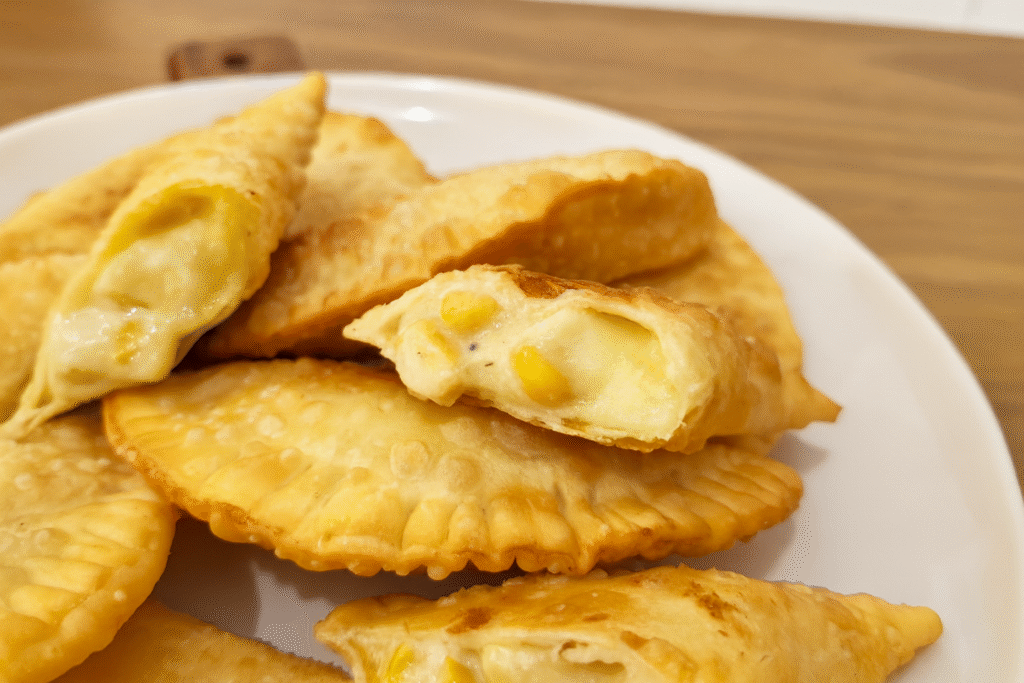 pastel-de-milho-com-recheio-cremoso-4-1-1024x683 Pastel de Milho com Queijo — Cremoso e Dourado