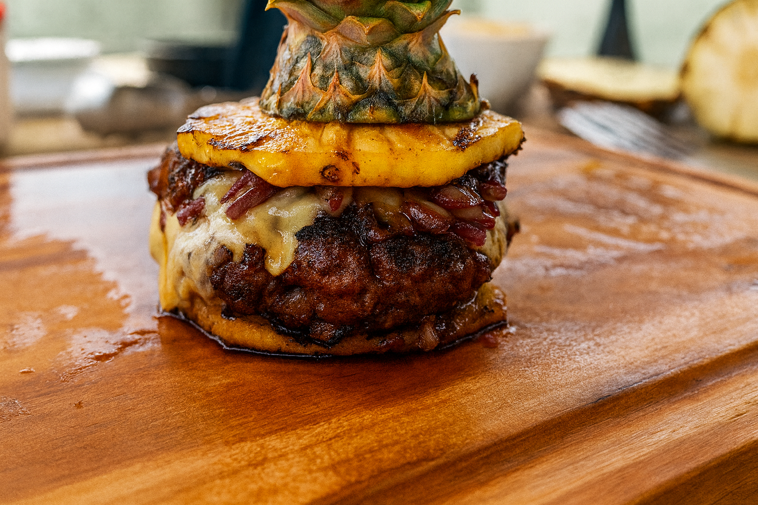 hambúrguer com abacaxi grelhado e cebola