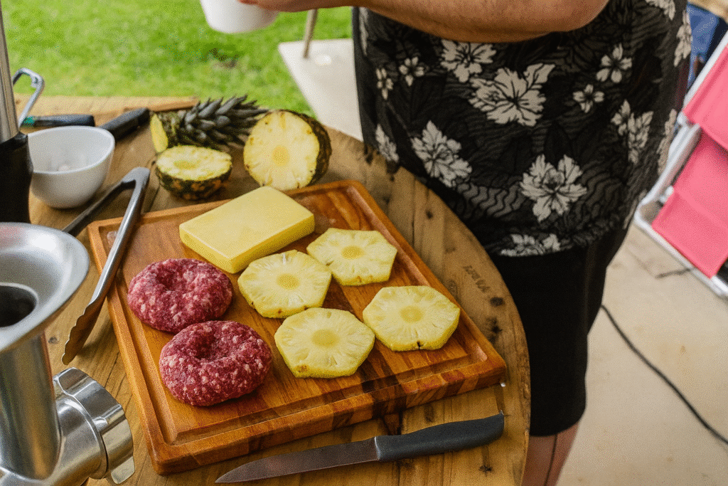 hamburguer-com-abacaxi-e-cebola-caramelizada-3-1024x683 Hambúrguer de Bananinha com Pão de Abacaxi – Receita Tropical do Chef PV Show