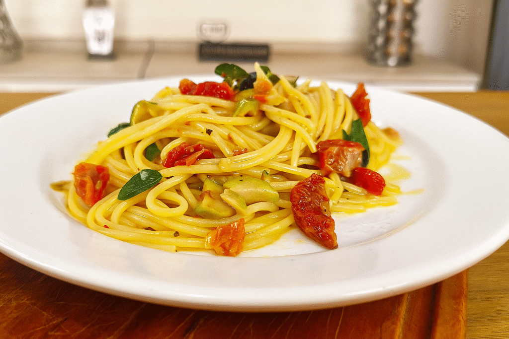 macarrao-a-siciliana-2-1024x683 Espaguete à Siciliana Vegano — Leve, Colorido e Cheio de Sabor