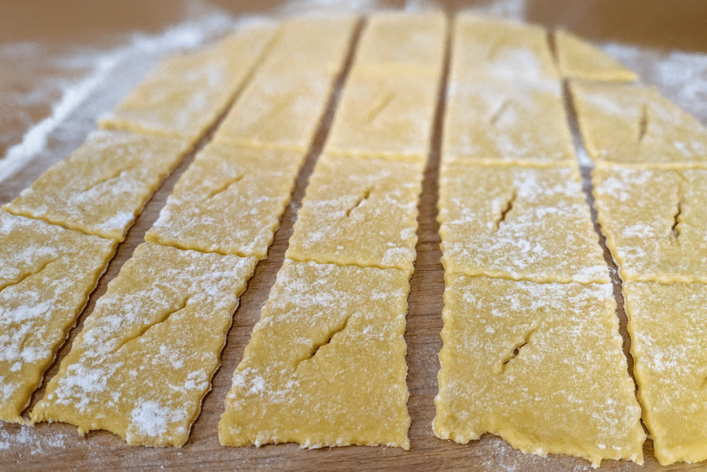 cavaquinho-cortado-pronto-para-ser-montado-1024x683 Cavaquinho Receita: Como Fazer o Doce Nostálgico dos Anos 80 com Crocância Perfeita