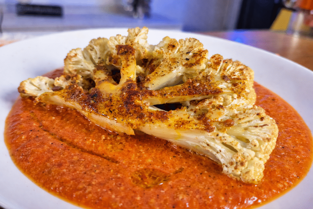 couve-flor-com-molho-romesco-do-chef-pv-show-3-1-1024x683 Bife de Couve-Flor com Molho Romesco: Prato Vegetal Bonito, Saboroso e Protagonista