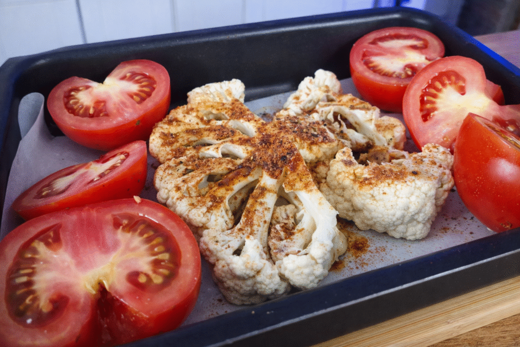 couve-flor-muito-temperada-pronta-para-ir-ao-forno-1024x683 Bife de Couve-Flor com Molho Romesco: Prato Vegetal Bonito, Saboroso e Protagonista